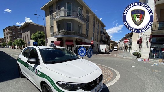 Trecate, senza assicurazione auto tenta la fuga, ma viene bloccato: denuncia e patente ritirata