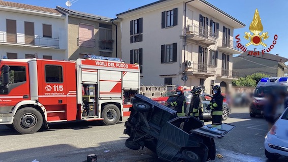 Trecate, si ribalta apecar: un ferito