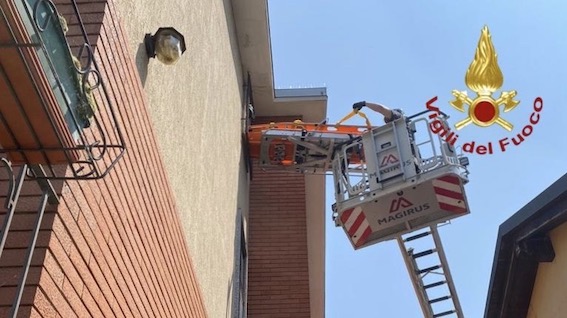 Novara,  i vigili del fuoco soccorrono una persona