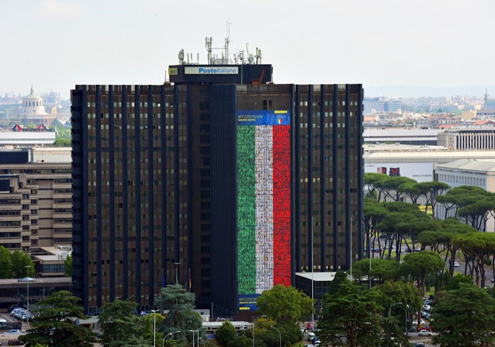 Sei novaresi sulla maxi-bandiera installata a Roma nella sede di Poste italiane