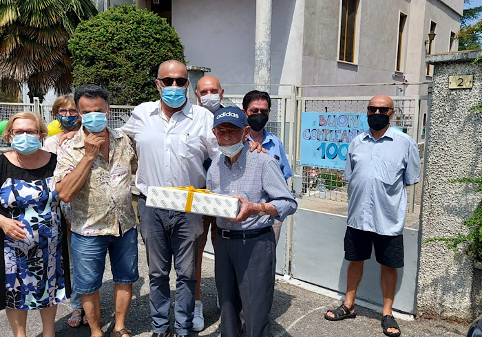L'omaggio dell'amministrazione di Novara per i 100 anni del tifoso del Novara Paulato
