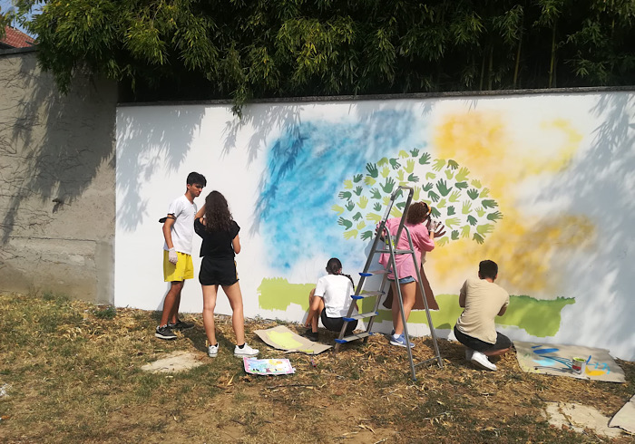 A Romentino panchine dipinte ed un grande murales con il progetto “PiIL”