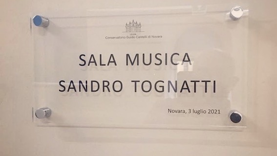 Novara, intitolata a Sandro Tognatti la sala della musica del Conservatorio