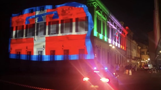 Novara: per i 50 anni della Regione, il Municipio illuminato con il drapò