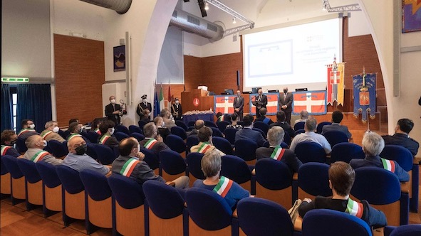Consegnato il drapò del Piemonte ai sindaci del Novarese