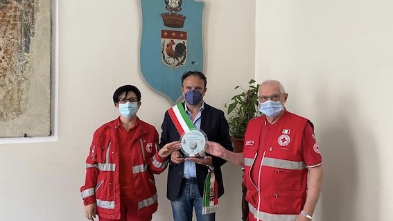 Galliate, targa di riconoscimento alla Cri per l'impegno durante l'emergenza covid