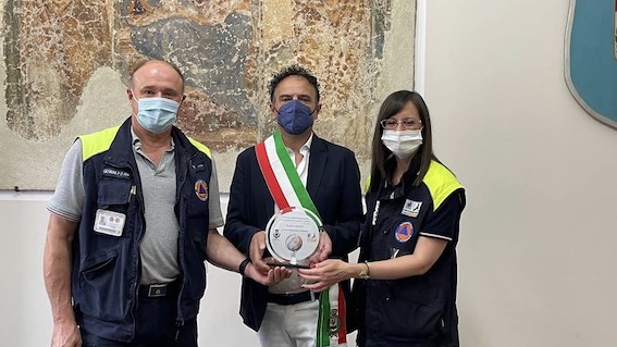 Galliate, consegnata targa di riconoscimento alla Protezione Civile cittadina