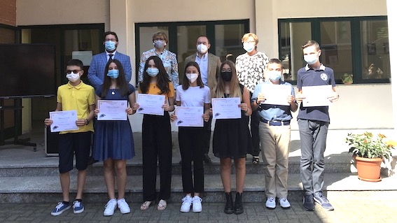 Trecate, borse di studio Sarpom agli studenti della scuola "Cassano"