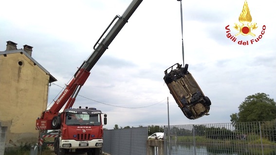 Terdobbiate: i vigili del fuoco recuperano un'auto dal canale. Foto