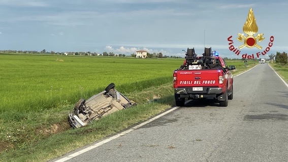  Vespolate, auto si ribalta in un fossato: un morto. Foto