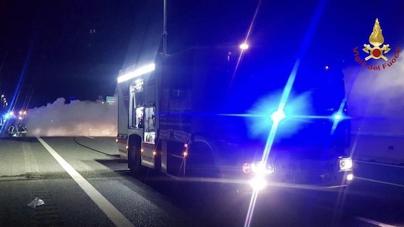 Novara, auto in fiamme sulla A4