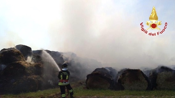 Casalbeltrame, rotoballe in fiamme nei pressi di una cascina. Foto