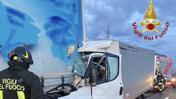 Novara, incidente in A4: coinvolti due mezzi. Foto