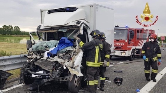 A4, incidente stradale fra due mezzi: un ferito