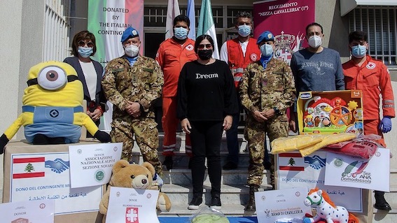   Missione Unifil in Libano, il Nizza Cavalleria consegna vestiario e giochi
