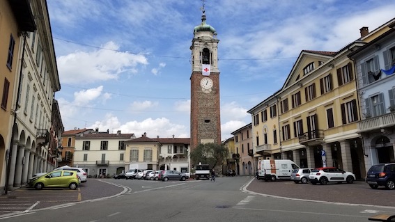 Anche a Oleggio esposta la bandiera della Cri in occasione della Giornata Mondiale della Croce Rossa