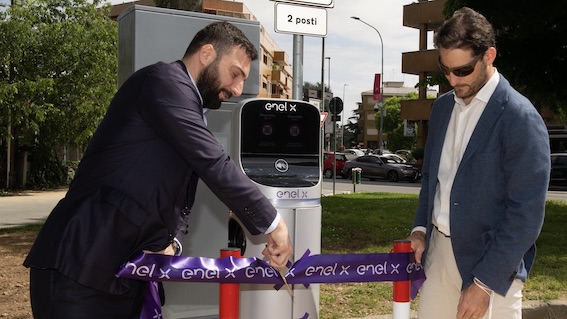  Novara, mobilità elettrica: Enel X ha inaugurato la prima di 15 nuove stazioni di ricarica