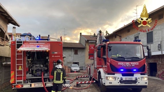 Novara, in fiamme canna fumaria