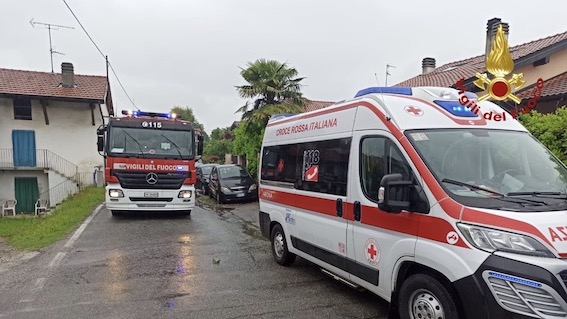 Castelletto Ticino, donna cade in una bocca di lupo: recuperata dai vigili del fuoco