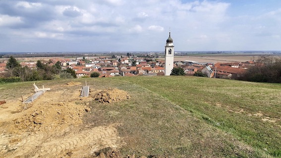 Barengo, iniziati i lavori per la collocazione della "Big bench"
