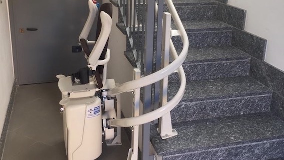 Caltignaga: installato montascale per l'accesso alla biblioteca