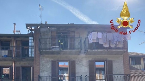 Cameri, incendio di un tetto: intervento dei vigili del fuoco