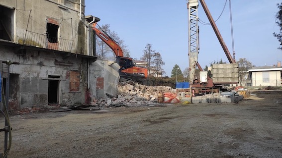 Novara, in fase di demolizione la ex serra di via Sforzesca