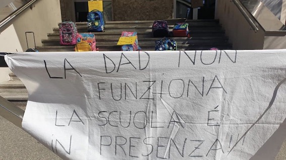 Galliate, genitori protestano contro la Dad