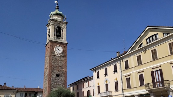 Oleggio, 51 rintocchi di campane e 51 ceri per le vittime della pandemia in città