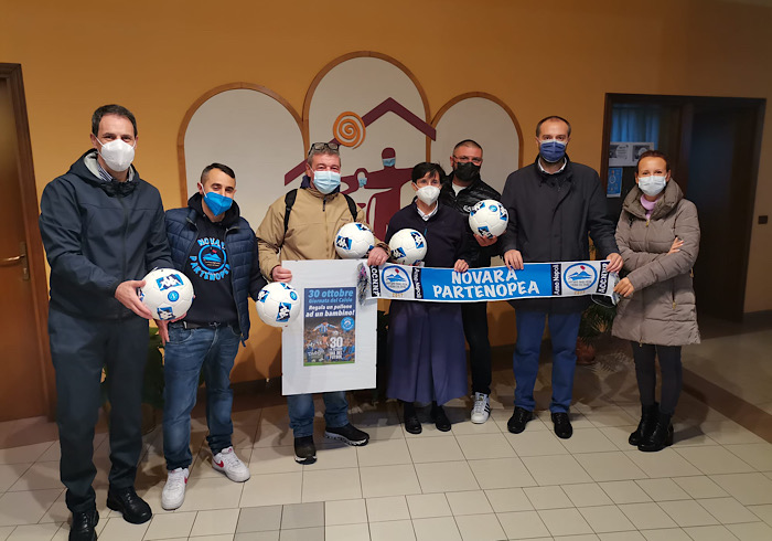 Nel ricordo di Maradona Novara Partenopea ha donato palloni da calcio alla casa famiglia di Trecate