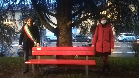 Anche a Bellinzago collocata una panchina rossa
