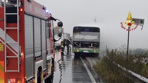 Autobus in fiamme sulla sp11: intervento dei vigili del fuoco