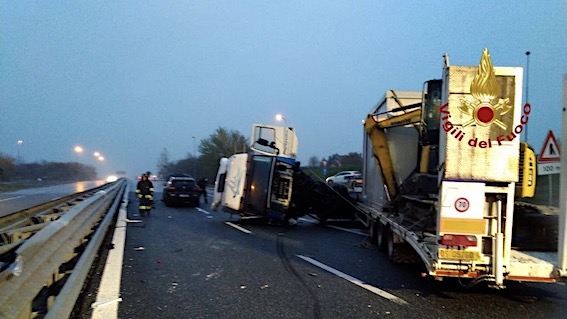 Novara, incidente in tangenziale: camion ribaltato, coinvolte altre due auto. Feriti. Foto