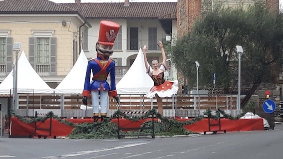 Oleggio, allestita pista di pattinaggio su ghiaccio in piazza