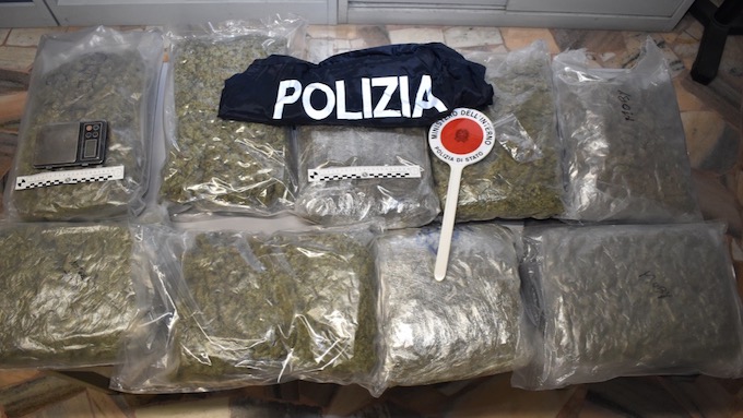 Novara, la polizia arresta tre persone per spaccio