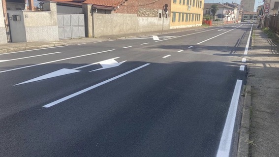 Momo, nuova segnaletica orizzontale in via Magistrini