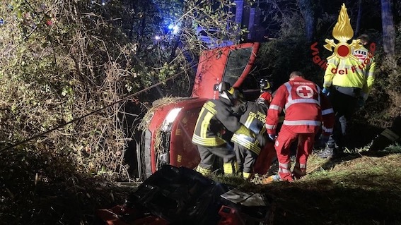 Incidente sulla sp6, auto si ribalta in una roggia. Foto