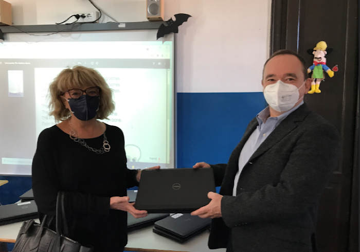 La SARPOM dona 20 computer alla primaria ”Don Saino” di Cerano 
