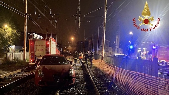 Auto bloccata sui binari ferroviari, intervento dei vigili del fuoco. Foto