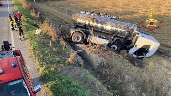 Cerano, si ribalta autocisterna con sostanza tossica: intervento dei vigili del fuoco. Foto