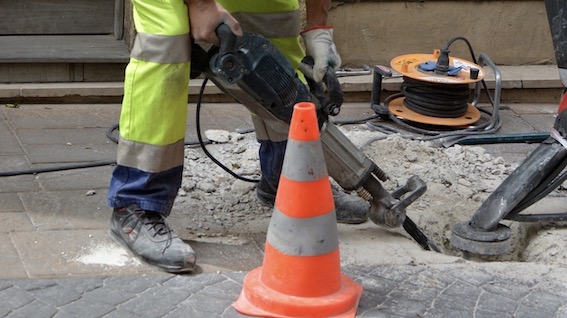 Trecate, al via la sistemazione di alcuni marciapiedi e tratti stradali