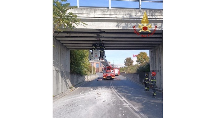  Novara, camion urta un ponte: intervento dei vigili del fuoco. Foto