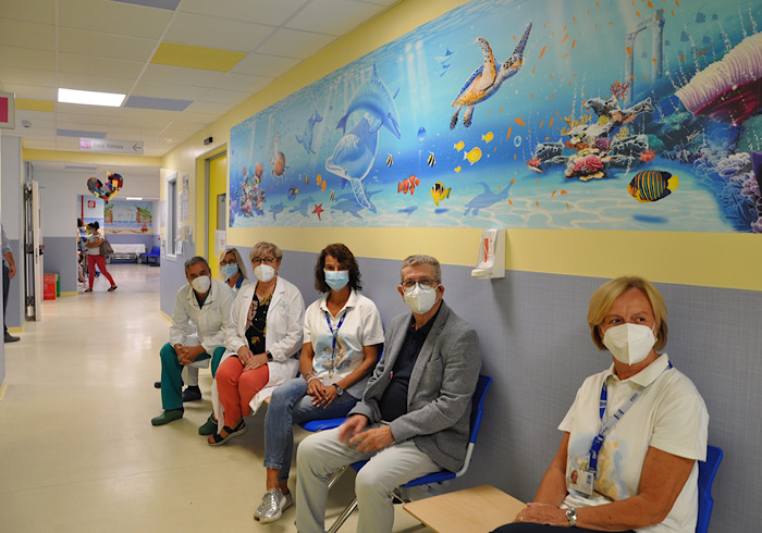 Abio Novara dona nuove panche alla pediatria dell’Aou