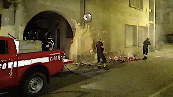 Cameri, vandali incendiano contenitori della carta e sacchi dell'indifferenziato