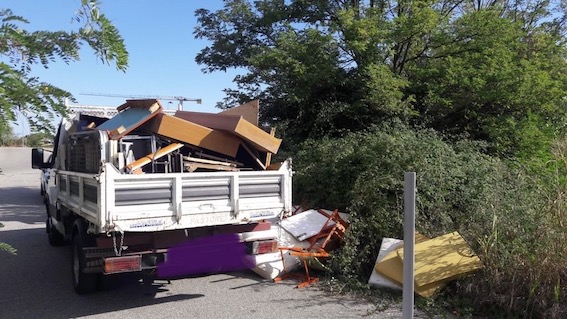 Novara, abbandona rifiuti per strada: individuato, denunciato e sanzionato