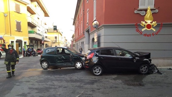 Fara Novarese, incidente stradale: intervento dei vigili del fuoco