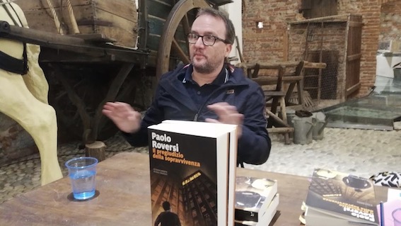 Oleggio, presentato  il libro "Il pregiudizio della sopravvivenza” di Paolo Roversi. Foto