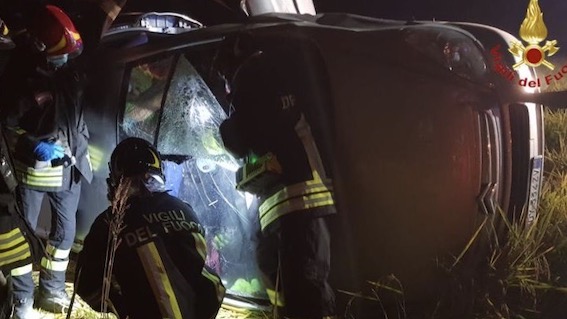Trecate, auto si ribalta  in una risaia