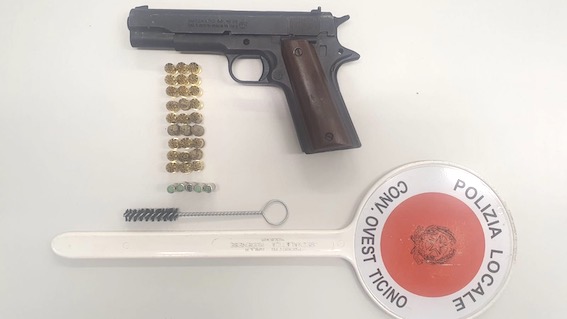 Trecate, una pistola e munizioni a salve rinvenute in un'auto finita in un canale