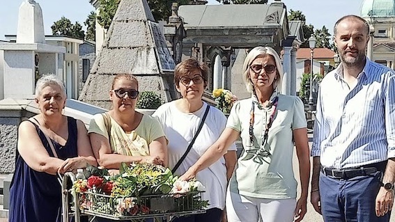  Trecate, "Porta un fiore a chi non ce l'ha": sistemate e ripulite aree comuni del cimitero